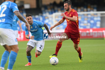 2024-04-28 - Bryan Cristante of AS Roma competes for the ball with Matteo Politano of SSC Napoli during the Serie A Match between SSC Napoli vs AS Roma at Diego Armando Maradona Stadium - SSC NAPOLI VS AS ROMA - ITALIAN SERIE A - SOCCER