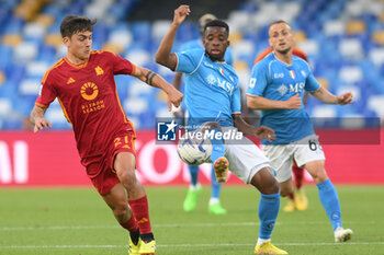 2024-04-28 - Paulo Dybala of AS Roma competes for the ball with \during the Serie A Match between SSC Napoli vs AS Roma at Diego Armando Maradona Stadium - SSC NAPOLI VS AS ROMA - ITALIAN SERIE A - SOCCER