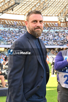 2024-04-28 - Daniele De Rossi coach of AS Roma look during the Serie A Match between SSC Napoli vs AS Roma at Diego Armando Maradona Stadium - SSC NAPOLI VS AS ROMA - ITALIAN SERIE A - SOCCER
