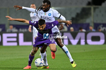 2024-05-17 - ACF Fiorentina's forward Nicolas Gonzalez against SSC Napoli's midfielder Andre Zambo Anguissa - ACF FIORENTINA VS SSC NAPOLI - ITALIAN SERIE A - SOCCER