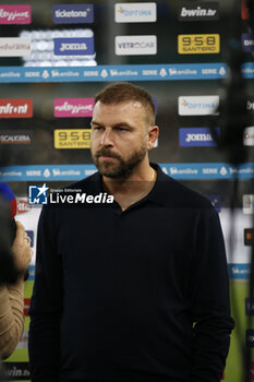 2024-09-20 - Paolo Zanetti Head Coach of Hellas Verona FC during Hellas Verona FC vs Torino FC , 5° Serie A Enilive 2024-25 game at Marcantonio Bentegodi Stadium in Verona (VR), Italy, on September 20, 2024. - HELLAS VERONA FC VS TORINO FC - ITALIAN SERIE A - SOCCER