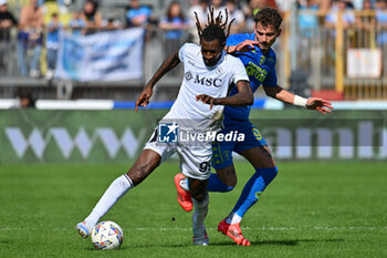 2024-10-20 - SSC Napoli's midfielder Andre Zambo Anguissa against Empoli FC's forward Sebastiano Esposito - EMPOLI FC VS SSC NAPOLI - ITALIAN SERIE A - SOCCER