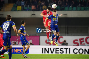 2024-10-21 - Andrea Carboni (AC Monza) and Tomas Suslov (Hellas Verona FC) - HELLAS VERONA FC VS AC MONZA - ITALIAN SERIE A - SOCCER