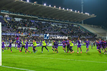 2024-10-27 - Fiorentina team celebrates the victory under supporters - ACF FIORENTINA VS AS ROMA - ITALIAN SERIE A - SOCCER