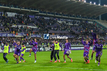 2024-10-27 - Fiorentina team celebrates the victory under supporters - ACF FIORENTINA VS AS ROMA - ITALIAN SERIE A - SOCCER