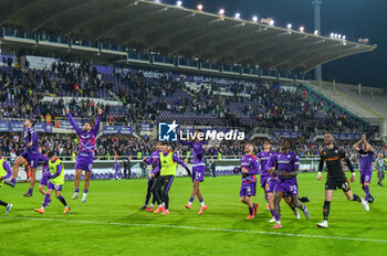 2024-10-27 - Fiorentina team celebrates the victory under supporters - ACF FIORENTINA VS AS ROMA - ITALIAN SERIE A - SOCCER