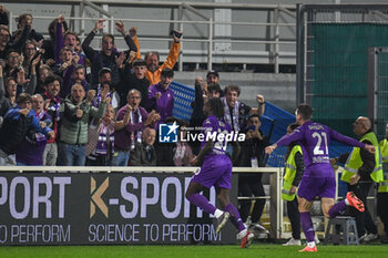 2024-10-27 - Moise Kean (Fiorentina) celebrates with teammates after scoring the 1-0 goal - ACF FIORENTINA VS AS ROMA - ITALIAN SERIE A - SOCCER