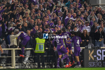 2024-10-27 - Moise Kean (Fiorentina) celebrates with teammates after scoring the 1-0 goal - ACF FIORENTINA VS AS ROMA - ITALIAN SERIE A - SOCCER