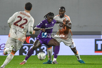 2024-10-27 - Moise Kean (Fiorentina) thwarted by Evan Ndicka (Roma) - ACF FIORENTINA VS AS ROMA - ITALIAN SERIE A - SOCCER