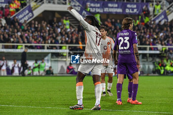 2024-10-27 - Kouadio Emmanuel Boris Kone (Roma) celebrates with teammates after scoring the 2-1 goal - ACF FIORENTINA VS AS ROMA - ITALIAN SERIE A - SOCCER