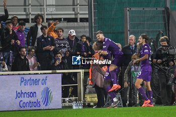 2024-10-27 - Moise Kean (Fiorentina) celebrates with teammates after scoring the 3-1 goal - ACF FIORENTINA VS AS ROMA - ITALIAN SERIE A - SOCCER