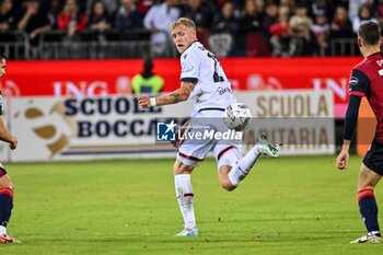 2024-10-29 - Jens Odgaard of Bologna FC - CAGLIARI CALCIO VS BOLOGNA FC - ITALIAN SERIE A - SOCCER