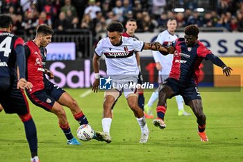 2024-10-29 - Dan Ndoye of Bologna FC, Michel Adopo of Cagliari Calcio - CAGLIARI CALCIO VS BOLOGNA FC - ITALIAN SERIE A - SOCCER