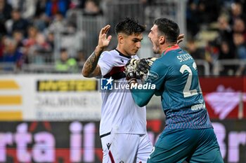 2024-10-29 - Santiago Castro of Bologna FC, Simone Scuffet of Cagliari Calcio - CAGLIARI CALCIO VS BOLOGNA FC - ITALIAN SERIE A - SOCCER