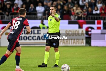 2024-10-29 - Francesco Fourneau, Arbitro Referee - CAGLIARI CALCIO VS BOLOGNA FC - ITALIAN SERIE A - SOCCER