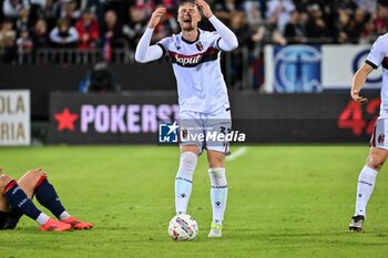 2024-10-29 - Sam Beukema of Bologna FC - CAGLIARI CALCIO VS BOLOGNA FC - ITALIAN SERIE A - SOCCER