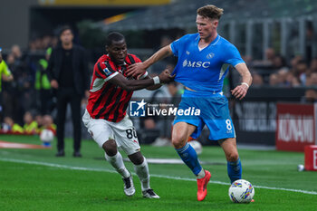 2024-10-29 - Scott Francis McTominay of SSC Napoli competes for the ball with Yunus Musah of AC Milan during Serie A 2024/25 football match between AC Milan and SSC Napoli at San Siro Stadium - AC MILAN VS SSC NAPOLI - ITALIAN SERIE A - SOCCER