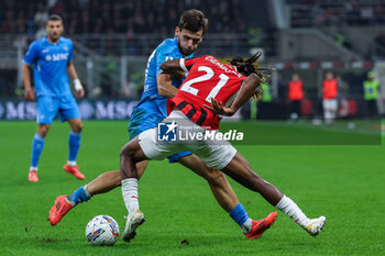 2024-10-29 - Khvicha Kvaratskhelia of SSC Napoli competes for the ball with Samuel Chukwueze of AC Milan during Serie A 2024/25 football match between AC Milan and SSC Napoli at San Siro Stadium - AC MILAN VS SSC NAPOLI - ITALIAN SERIE A - SOCCER