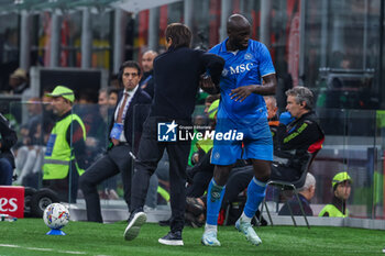 2024-10-29 - Romelu Lukaku of SSC Napoli leaves the pitch and hugs Antonio Conte Head Coach of SSC Napoli during Serie A 2024/25 football match between AC Milan and SSC Napoli at San Siro Stadium - AC MILAN VS SSC NAPOLI - ITALIAN SERIE A - SOCCER