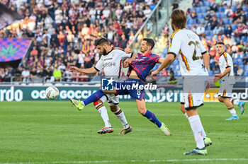 2024-11-02 - Remo Freuler (Bologna Fc) and Rafia Hamza (Us Lecce) in action - BOLOGNA FC VS US LECCE - ITALIAN SERIE A - SOCCER