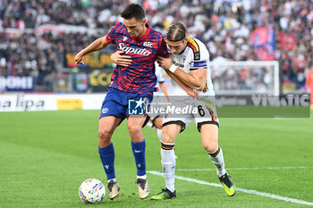 2024-11-02 - Nikola Moro (Bologna Fc) blocked by Baschirotto Federico (us lecce) - BOLOGNA FC VS US LECCE - ITALIAN SERIE A - SOCCER