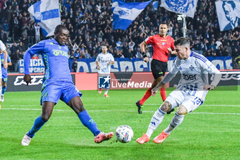 2024-11-04 - Emmanuel Gyasi (Empoli) thwarted by Alberto Moreno (Como) - EMPOLI FC VS COMO 1907 - ITALIAN SERIE A - SOCCER