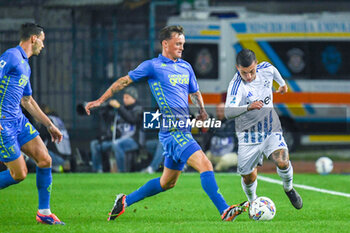 2024-11-04 - Gabriel Strefezza (Como) hampered by Liam Henderson (Empoli) - EMPOLI FC VS COMO 1907 - ITALIAN SERIE A - SOCCER