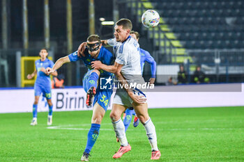 2024-11-04 - Ardian Ismajli (Empoli) thwarted by Andrea Belotti (Como) - EMPOLI FC VS COMO 1907 - ITALIAN SERIE A - SOCCER