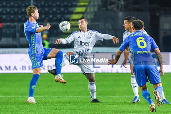 2024-11-04 - Gabriel Strefezza (Como) hampered by Ola Solbakken (Empoli) - EMPOLI FC VS COMO 1907 - ITALIAN SERIE A - SOCCER