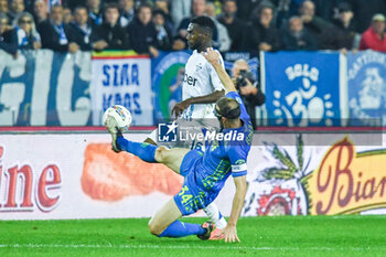 2024-11-04 - Alieu Fadera (Como) thwarted by Ardian Ismajli (Empoli) - EMPOLI FC VS COMO 1907 - ITALIAN SERIE A - SOCCER