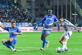 2024-11-04 - Lucas Da Cunha (Como) thwarted by Emmanuel Gyasi (Empoli) and Mattia Viti (Empoli) - EMPOLI FC VS COMO 1907 - ITALIAN SERIE A - SOCCER