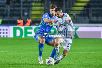 2024-11-04 - Lucas Da Cunha (Como) thwarted by Mattia Viti (Empoli) - EMPOLI FC VS COMO 1907 - ITALIAN SERIE A - SOCCER