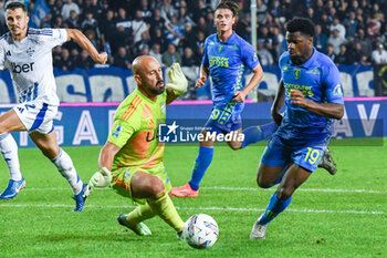 2024-11-04 - Pepe Reina (Como) saves a goal against Emmanuel Ekong (Empoli) - EMPOLI FC VS COMO 1907 - ITALIAN SERIE A - SOCCER