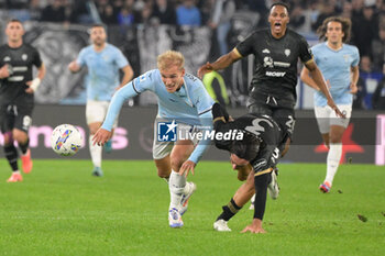 2024-11-04 - Lazio’s Gustav Isaksen and Cagliari's Tommaso Augello during the Italian Football Championship League A 2024/2025 match between SS Lazio vs Cagliari Calcio at the Olimpic Stadium in Rome on 04 November 2024. - SS LAZIO VS CAGLIARI CALCIO - ITALIAN SERIE A - SOCCER