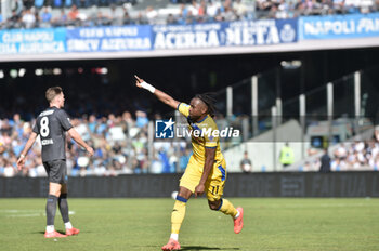 2024-11-03 - Ademola Lookman of Atalanta BC rejoices after scoring a goal of 0-2 during the Serie A Enelive betwee SSC Napoli vs Atalanta BC at Diego Armando MAradona Stadium - SSC NAPOLI VS ATALANTA BC - ITALIAN SERIE A - SOCCER