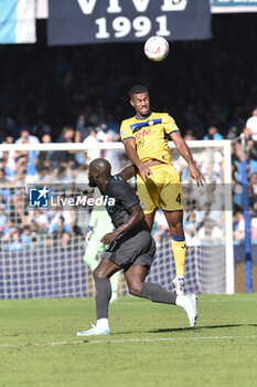 2024-11-03 - Isak Hien of Atalanta BC competes for the ball with Romelu Lukaku of SSC Napoli during the Serie A Enelive betwee SSC Napoli vs Atalanta BC at Diego Armando MAradona Stadium - SSC NAPOLI VS ATALANTA BC - ITALIAN SERIE A - SOCCER