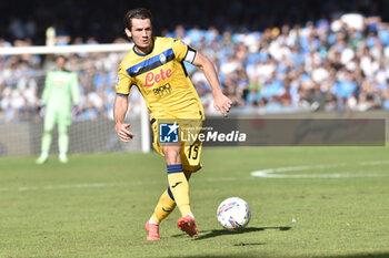 2024-11-03 - Marten de Roon of Atalanta BC in action during the Serie A Enelive betwee SSC Napoli vs Atalanta BC at Diego Armando MAradona Stadium - SSC NAPOLI VS ATALANTA BC - ITALIAN SERIE A - SOCCER