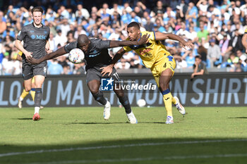 2024-11-03 - Romelu Lukaku of SSC Napoli competes for the ball with Isak Hien of Atalanta BC during the Serie A Enelive betwee SSC Napoli vs Atalanta BC at Diego Armando MAradona Stadium - SSC NAPOLI VS ATALANTA BC - ITALIAN SERIE A - SOCCER