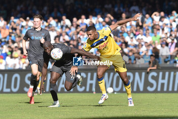 2024-11-03 - Romelu Lukaku of SSC Napoli competes for the ball with Isak Hien of Atalanta BC during the Serie A Enelive betwee SSC Napoli vs Atalanta BC at Diego Armando MAradona Stadium - SSC NAPOLI VS ATALANTA BC - ITALIAN SERIE A - SOCCER