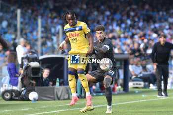 2024-11-03 - Ademola Lookman of Atalanta BC competes for the ball with Giovanni Di Lorenzo of SSC Napoli during the Serie A Enelive betwee SSC Napoli vs Atalanta BC at Diego Armando MAradona Stadium - SSC NAPOLI VS ATALANTA BC - ITALIAN SERIE A - SOCCER