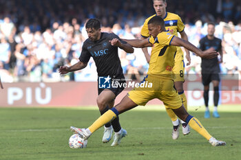 2024-11-03 - Giovanni Simeone of SSC Napoli competes for the ball with Isak Hien of Atalanta BC during the Serie A Enelive betwee SSC Napoli vs Atalanta BC at Diego Armando MAradona Stadium - SSC NAPOLI VS ATALANTA BC - ITALIAN SERIE A - SOCCER