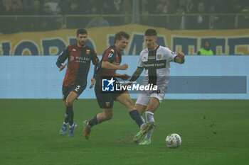 2024-11-04 - Morten Frendrup (Genoa CFC) fights for the ball against Dennis Man (Parma Calcio) - PARMA CALCIO VS GENOA CFC - ITALIAN SERIE A - SOCCER