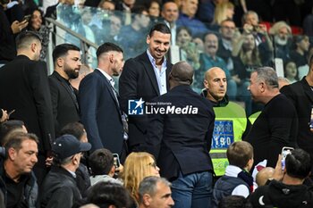 2024-11-09 - Zlatan ibrahimovic, David Suazo, Fair Play, - CAGLIARI CALCIO VS AC MILAN - ITALIAN SERIE A - SOCCER