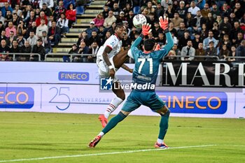 2024-11-09 - Rafael Leao of AC Milan, Goal, Pallonetto, Alen Sherri of Cagliari Calgio - CAGLIARI CALCIO VS AC MILAN - ITALIAN SERIE A - SOCCER