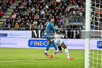 2024-11-09 - Rafael Leao of AC Milan, Goal, Pallonetto, Alen Sherri of Cagliari Calgio - CAGLIARI CALCIO VS AC MILAN - ITALIAN SERIE A - SOCCER