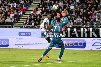 2024-11-09 - Rafael Leao of AC Milan, Goal, Pallonetto, Alen Sherri of Cagliari Calgio - CAGLIARI CALCIO VS AC MILAN - ITALIAN SERIE A - SOCCER