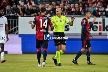 2024-11-09 - Alessandro Deiola of Cagliari Calcio, Michael Fabbri, Arbitro, Referee - CAGLIARI CALCIO VS AC MILAN - ITALIAN SERIE A - SOCCER