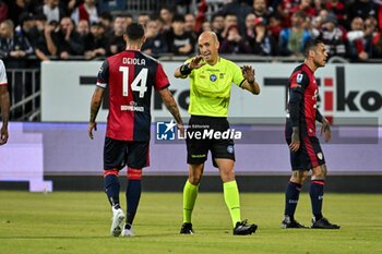 2024-11-09 - Alessandro Deiola of Cagliari Calcio, Michael Fabbri, Arbitro, Referee - CAGLIARI CALCIO VS AC MILAN - ITALIAN SERIE A - SOCCER