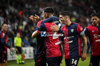 2024-11-09 - Gabriele Zappa of Cagliari Calcio, Esultanza, Joy After scoring goal, - CAGLIARI CALCIO VS AC MILAN - ITALIAN SERIE A - SOCCER