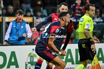 2024-11-09 - Gabriele Zappa of Cagliari Calcio, Esultanza, Joy After scoring goal, - CAGLIARI CALCIO VS AC MILAN - ITALIAN SERIE A - SOCCER